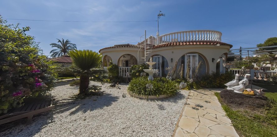 Villa a Torrevieja, Alicante, Spagna 3 camere da letto, 255 mq. N° 189023