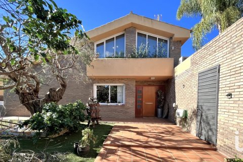 Дом в Кабрера-де-Мар, Барселона, Испания 4 спальни, 800м2 №154179