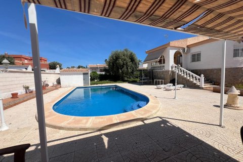 Villa a Torrevieja, Alicante, Spagna 5 camere da letto, 190 mq. N° 178180