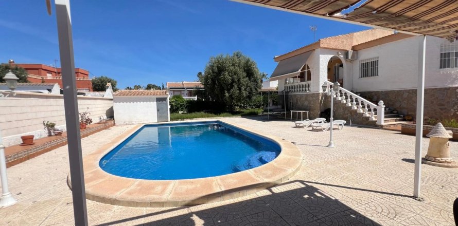 Villa a Torrevieja, Alicante, Spagna 5 camere da letto, 190 mq. N° 178180