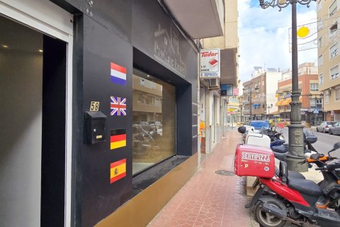 Liikekiinteistö myytävänä Guardamar del Segura, Alicante, Espanja, 1 makuuhuone, 117 m2 No. 136729 - kuva 2