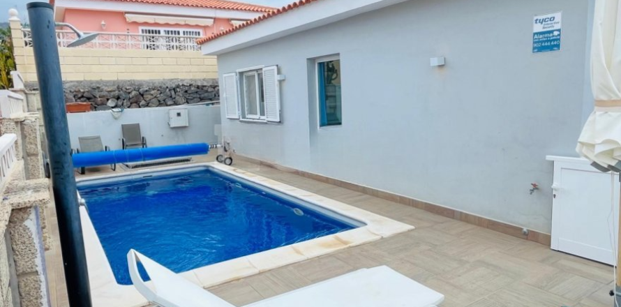 Bungalow in Callao Salvaje, Tenerife, Spain 3 bedrooms, 81 sq.m. No. 194713
