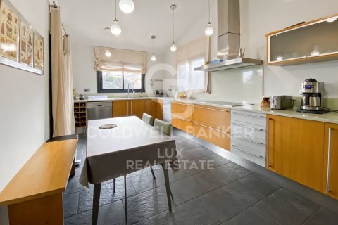 Продажа дома в Пералада, Герона, Испания 4 спальни, 310м2 №159435 - фото 6