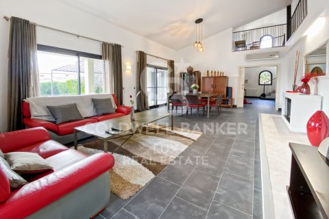 Продажа дома в Пералада, Герона, Испания 4 спальни, 310м2 №159435 - фото 3