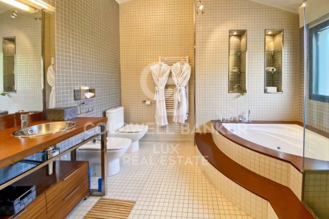 Продажа дома в Пералада, Герона, Испания 4 спальни, 310м2 №159435 - фото 12