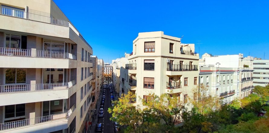 Apartment in Madrid, Spain 2 bedrooms, 97 sq.m. No. 165473