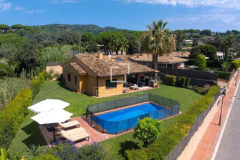 Villa for sale in Sant Vicenc De Montalt, Barcelona, Spain 4 bedrooms, 220 sq.m. No. 193678 - photo 1