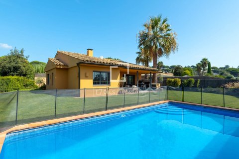 Villa for sale in Sant Vicenc De Montalt, Barcelona, Spain 4 bedrooms, 220 sq.m. No. 193678 - photo 3