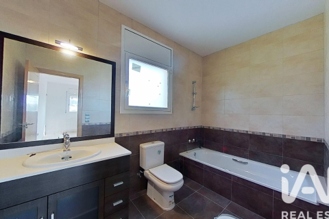 House for sale in Bellvei, Tarragona, Spain 5 bedrooms, 215 sq.m. No. 188301 - photo 2