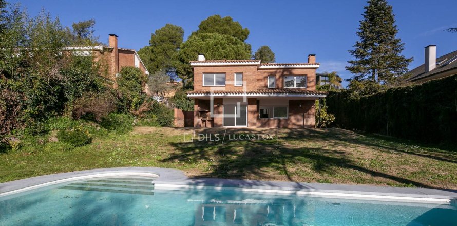 Villa in Bellaterra, Barcelona, Spain 5 bedrooms, 303 sq.m. No. 150324