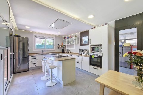 Villa for sale in Vilanova i la Geltru, Barcelona, Spain 4 bedrooms, 244 sq.m. No. 150327 - photo 8