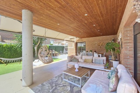 Villa for sale in Vilanova i la Geltru, Barcelona, Spain 4 bedrooms, 244 sq.m. No. 150327 - photo 7