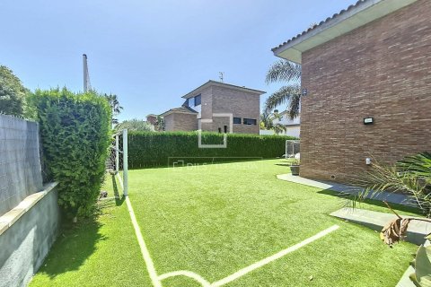 Villa for sale in Vilanova i la Geltru, Barcelona, Spain 4 bedrooms, 244 sq.m. No. 150327 - photo 24