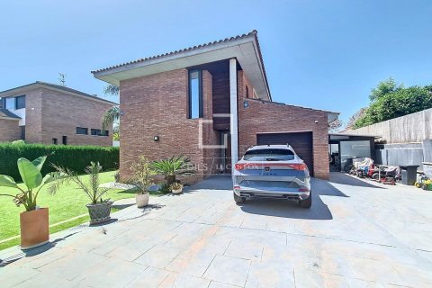 Villa for sale in Vilanova i la Geltru, Barcelona, Spain 4 bedrooms, 244 sq.m. No. 150327 - photo 2