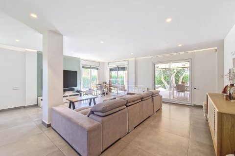 Villa for sale in Vilanova i la Geltru, Barcelona, Spain 4 bedrooms, 244 sq.m. No. 150327 - photo 5