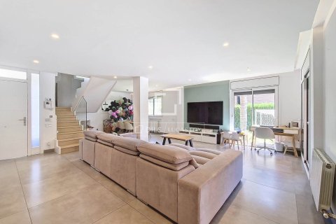Villa for sale in Vilanova i la Geltru, Barcelona, Spain 4 bedrooms, 244 sq.m. No. 150327 - photo 3