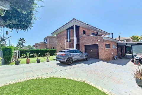 Villa in Vilanova i la Geltru, Barcelona, Spain 4 bedrooms, 244 sq.m. No. 150327