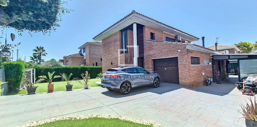 Villa in Vilanova i la Geltru, Barcelona, Spain 4 bedrooms, 244 sq.m. No. 150327