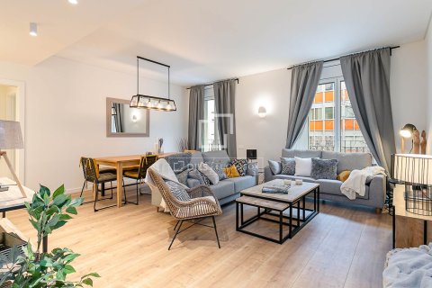 Apartment for sale in Barcelona, Spain 3 bedrooms, 118 sq.m. No. 192614 - photo 2