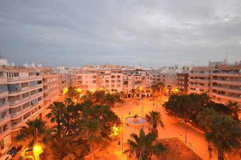 Apartamento en venta Torrevieja, Alicante, España 3 dormitorios, 74 m2 No. 138534 - foto 2