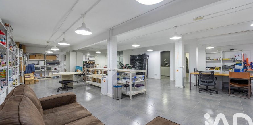 Commercial property in Madrid, Spain 2 bedrooms, 357 sq.m. No. 187726