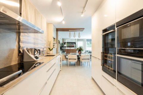 Villa for sale in Sant Cugat Del Valles, Barcelona, Spain 4 bedrooms, 312 sq.m. No. 150618 - photo 9