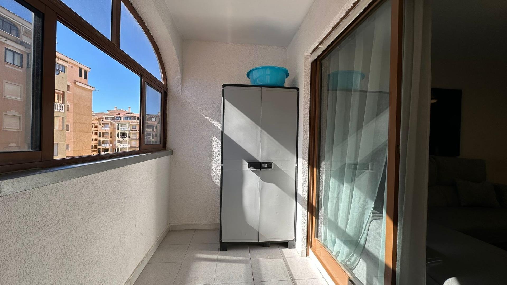 Apartamento en Torrevieja, Alicante, España 3 dormitorios, 104 m2 No. 182939
