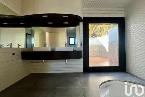 Dom w Mataro, Barcelona, Hiszpania 4 sypialnie, 403 mkw. nr 153760 – zdjęcie 16