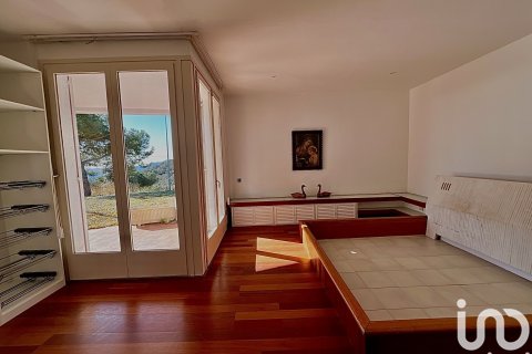 Dom w Mataro, Barcelona, Hiszpania 4 sypialnie, 403 mkw. nr 153760 – zdjęcie 15