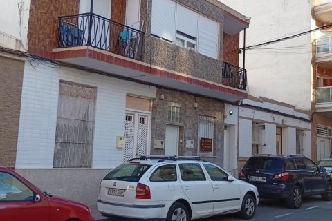 Apartamento en venta en Torrevieja, Alicante, España 5 dormitorios, 110 m2 No. 147025 - foto 1