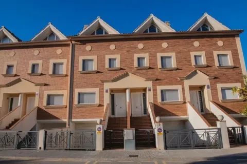 Townhouse for sale in Calafell, Tarragona, Spain 5 bedrooms, No. 140945 - photo 3