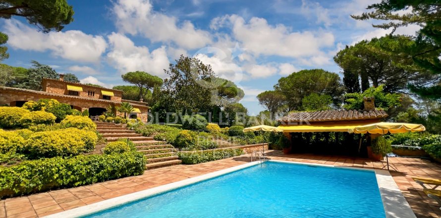 House in Caldes de Malavella, Girona, Spain 5 bedrooms, 500 sq.m. No. 158209
