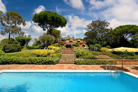 House for sale in Caldes de Malavella, Girona, Spain 5 bedrooms, 500 sq.m. No. 158209 - photo 1