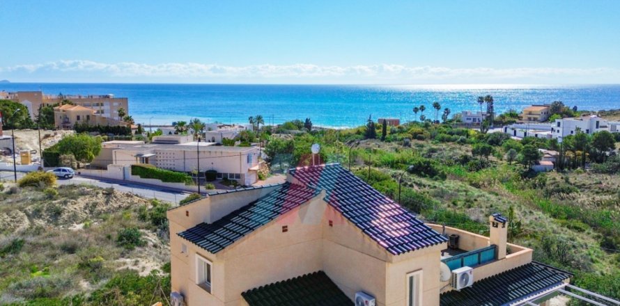 Villa in El Campello, Alicante, Spain 3 bedrooms, 256 sq.m. No. 181066