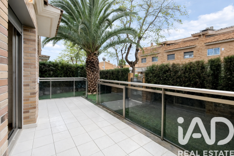 Townhouse for sale in Salou, Tarragona, Spain 4 bedrooms, 280 sq.m. No. 172832 - photo 1