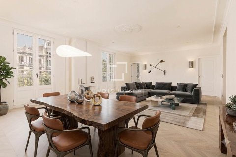 Huoneisto myytävänä Barcelona, Espanja, 3 makuuhuonetta, 194 m2 No. 192700 - kuva 2