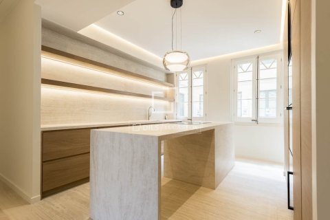 Huoneisto myytävänä Barcelona, Espanja, 3 makuuhuonetta, 194 m2 No. 192700 - kuva 13