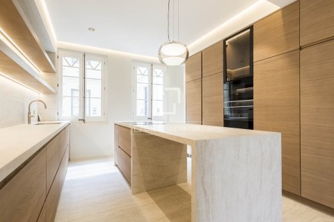 Huoneisto myytävänä Barcelona, Espanja, 3 makuuhuonetta, 194 m2 No. 192700 - kuva 12