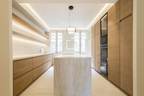 Huoneisto myytävänä Barcelona, Espanja, 3 makuuhuonetta, 194 m2 No. 192700 - kuva 16