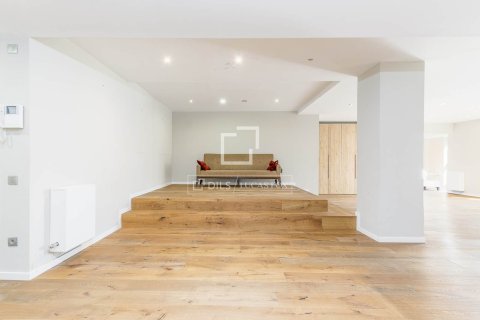 Huoneisto myytävänä Barcelona, Espanja, 3 makuuhuonetta, 195 m2 No. 192698 - kuva 4