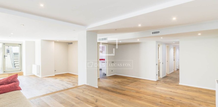 Huoneisto Barcelona, Espanja 3 makuuhuonetta, 195 m2 No. 192698