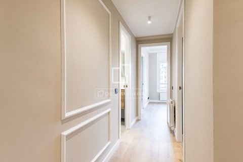 Huoneisto myytävänä Barcelona, Espanja, 4 makuuhuonetta, 100 m2 No. 192695 - kuva 13