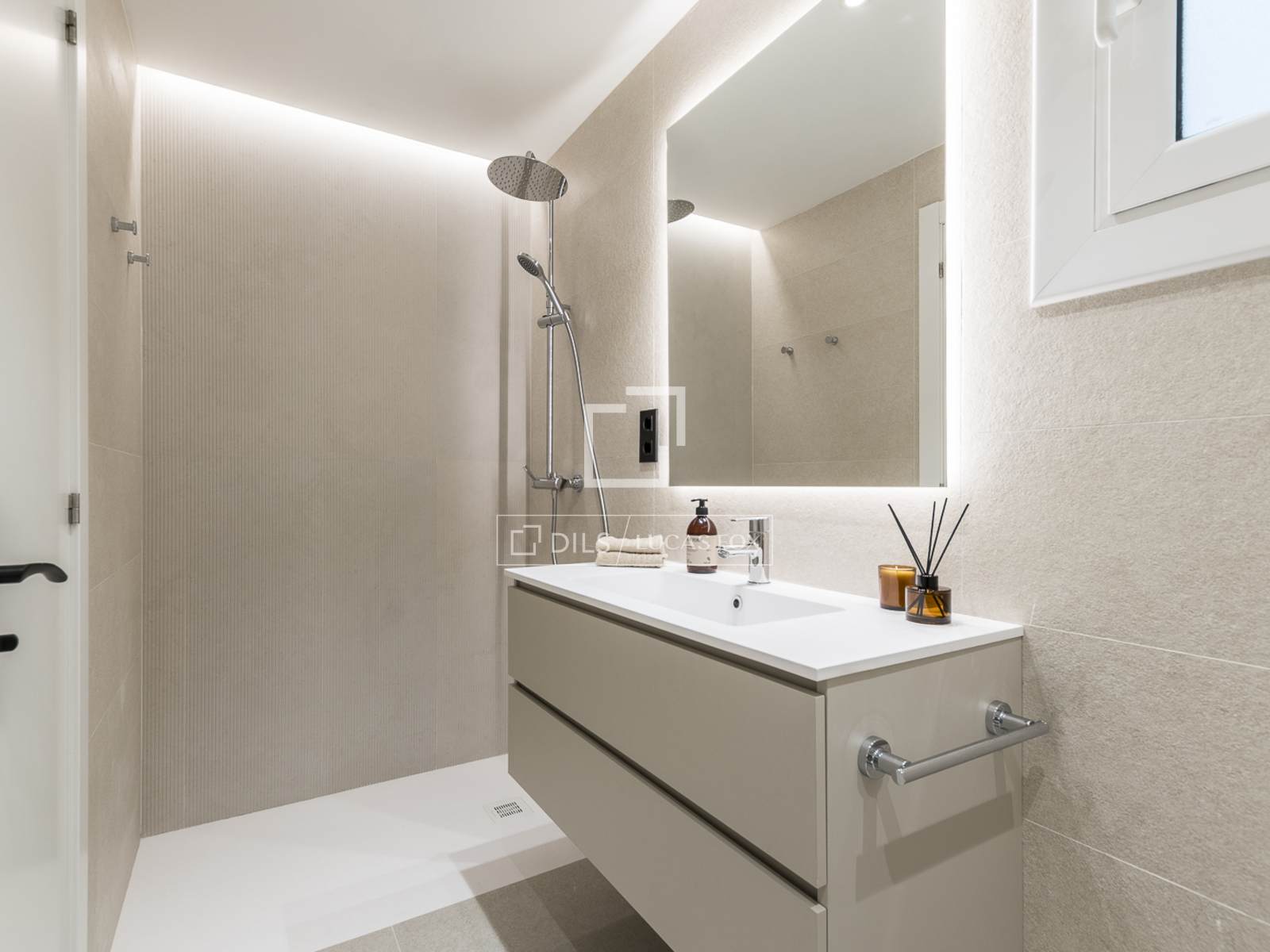 Appartamento a Barcelona, Spagna 4 camere da letto, 100 mq. N° 192695