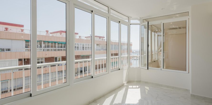 Apartment Torrevieja, Alicante, Espagne 3 chambres, 110 m2 No. 137877