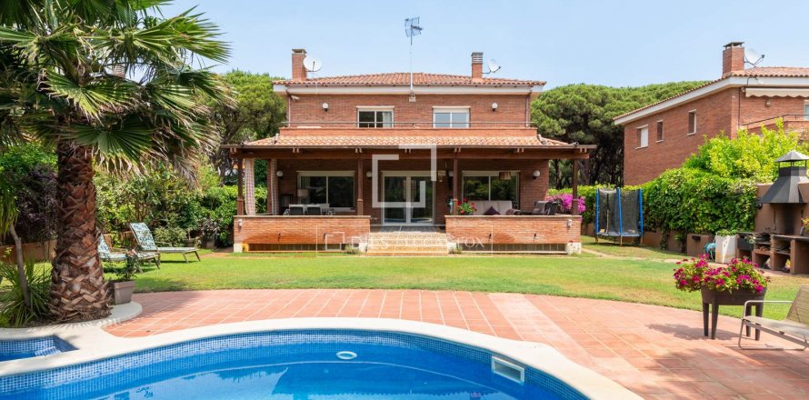 Villa in Gava, Barcelona, Spain 5 bedrooms, 494 sq.m. No. 150735