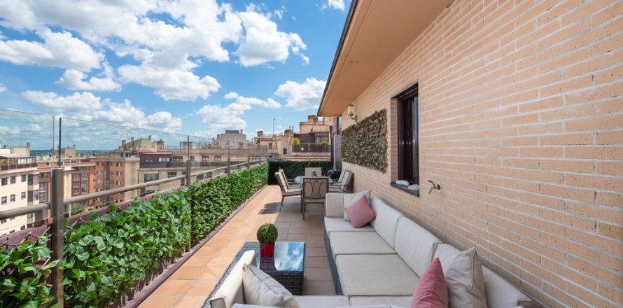 Apartment in Madrid, Spain 2 bedrooms, 150 sq.m. No. 164842