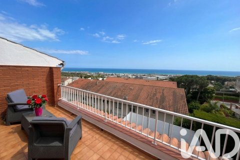 Townhouse for sale in Vilassar de Dalt, Barcelona, Spain 4 bedrooms, 228 sq.m. No. 188283 - photo 2