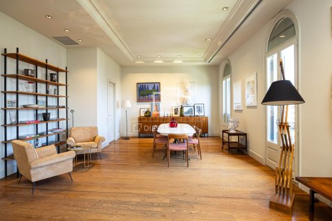 Huoneisto Barcelona, Espanja 4 makuuhuonetta, 196 m2 No. 150237