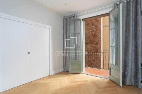 Huoneisto myytävänä Barcelona, Espanja, 5 makuuhuonetta, 128 m2 No. 192755 - kuva 26