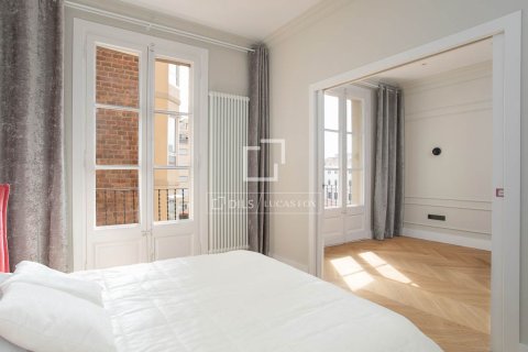 Huoneisto myytävänä Barcelona, Espanja, 5 makuuhuonetta, 128 m2 No. 192755 - kuva 17